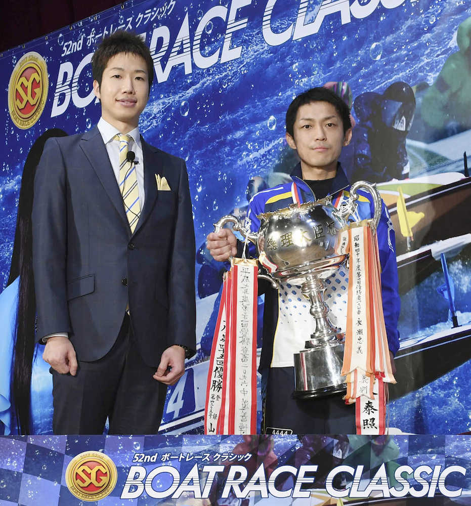 第５２回ボートレースクラシックで優勝した桐生（右）を祝福するリオ五輪卓球男子メダリストの水谷隼