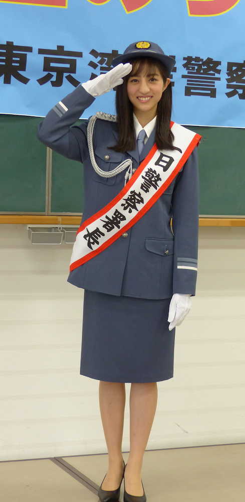 警視庁東京湾岸署の「交通安全のつどい」で一日警察署長を務めた堀田茜