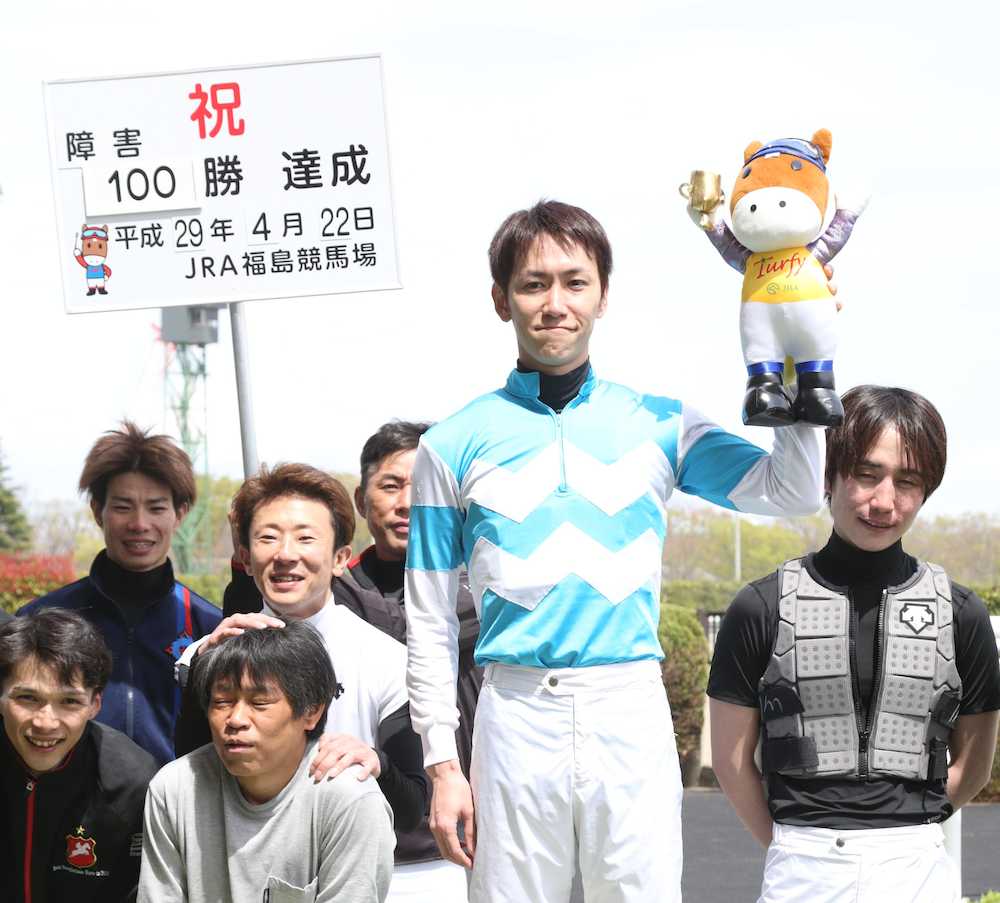 ＜福島５Ｒ＞ミュートエアーでＪＲＡ障害レース通算１００勝を達成した五十嵐は仲間の祝福を受ける