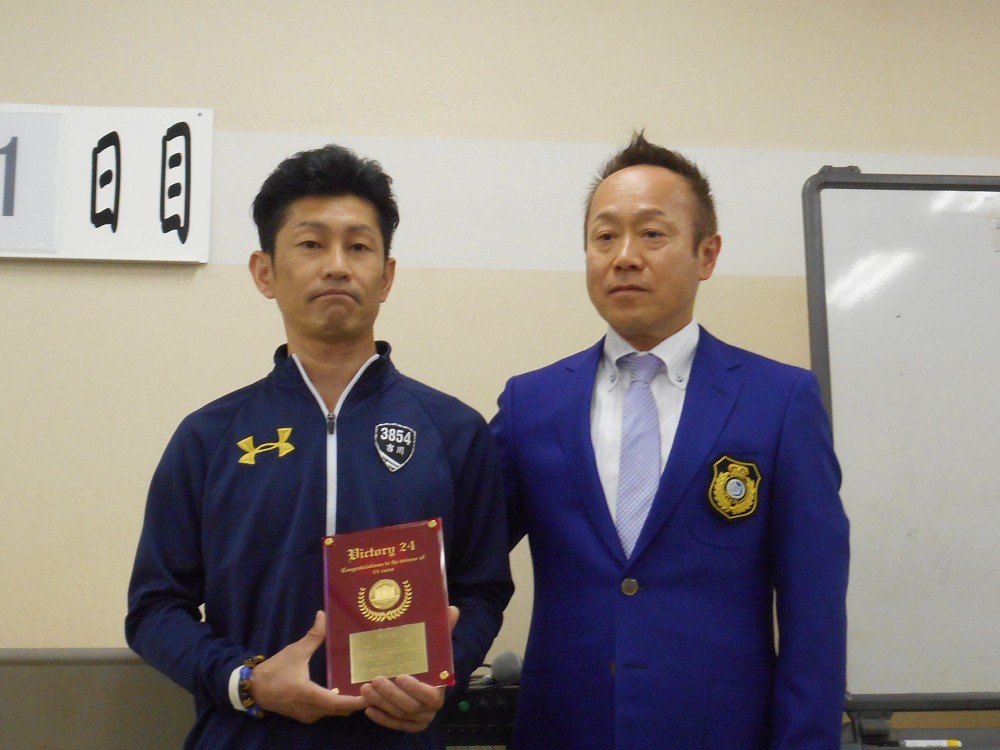 ２４場制覇を達成した吉川元浩（左）と、ＢＯＡＴ　ＲＡＣＥ振興会・香川洋一理事