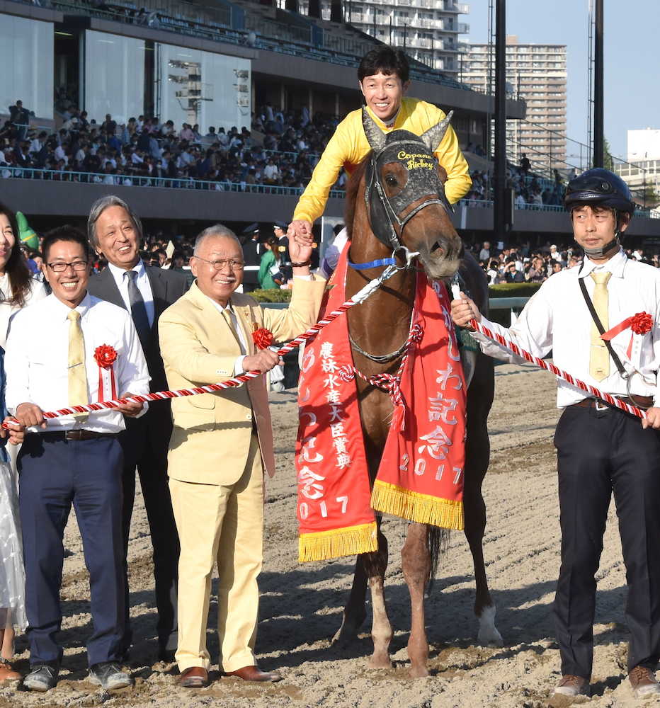 コパノリッキーのＧ１かしわ記念制覇で握手する小林オーナー（左から３人目）と武豊