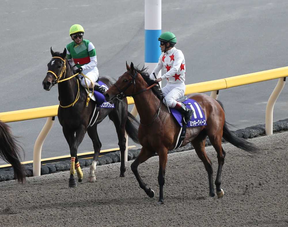 ＜第２回東京競馬８日目＞１１Ｒヴィクトリアマイル　１番人気ながら着外のミッキークイーンの浜中（右）は２着のデンコウアンジュの蛯名正と話す