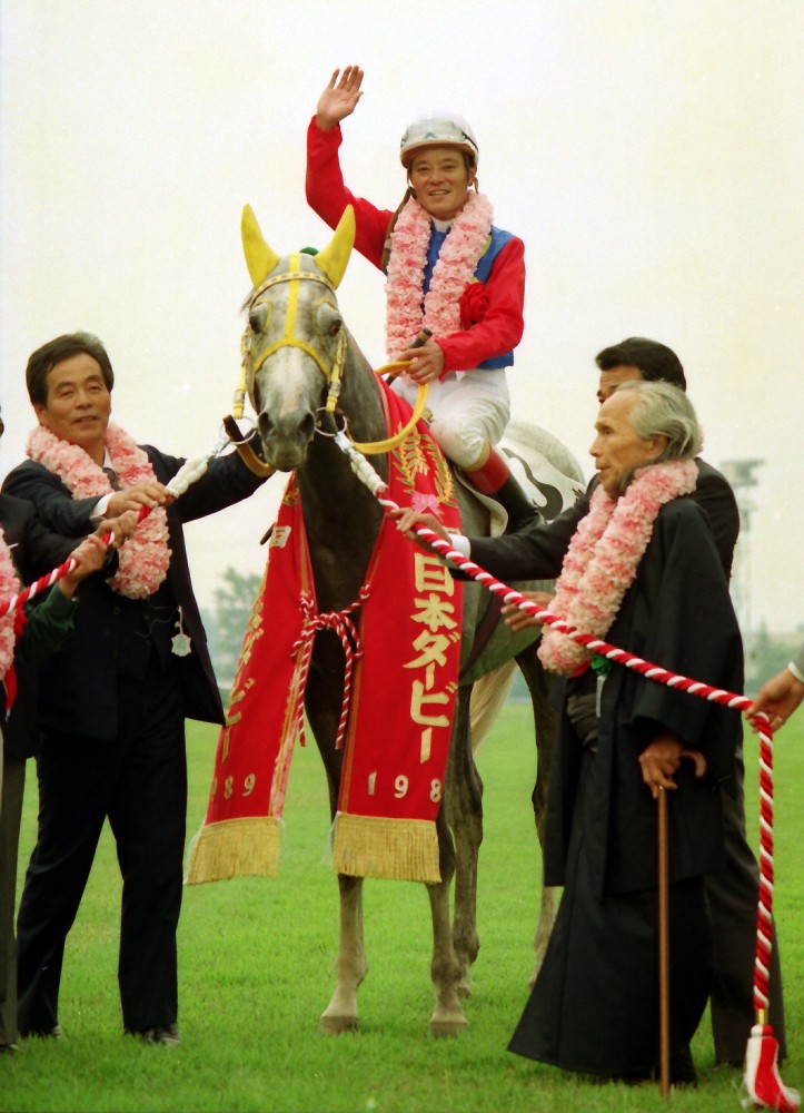 唯一の芦毛の日本ダービー馬となったウィナーズサークル（２０１６年に老衰のため逝去）
