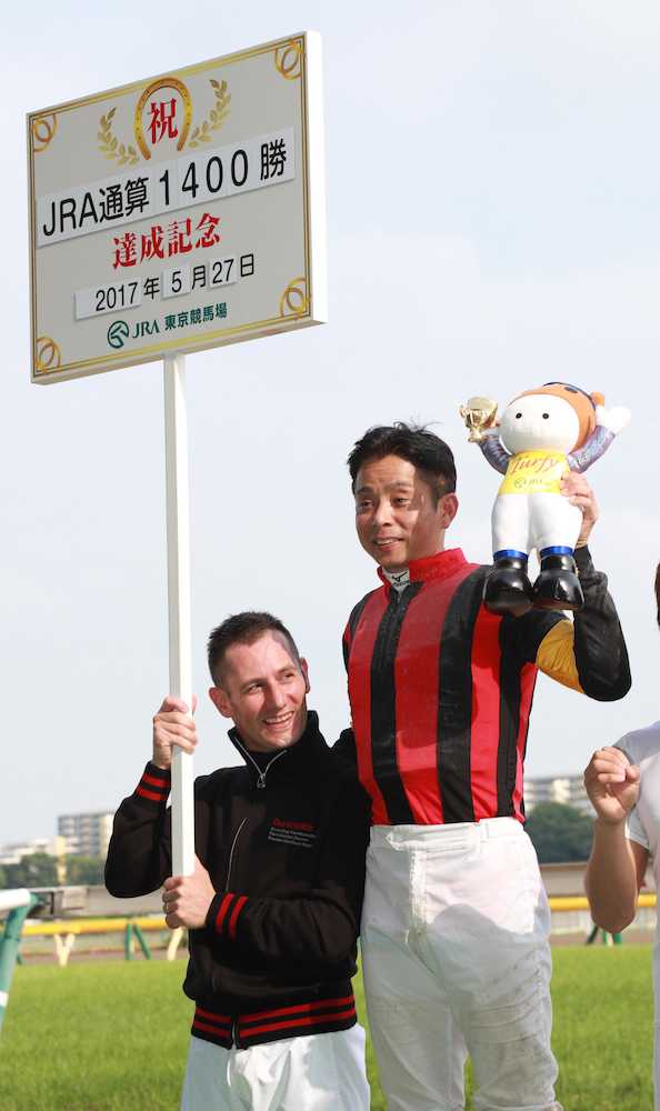 ＜東京１１Ｒ・欅Ｓ＞エイシンバッケンで１４００勝を達成した岩田（右）はＭ・デムーロの祝福に笑顔