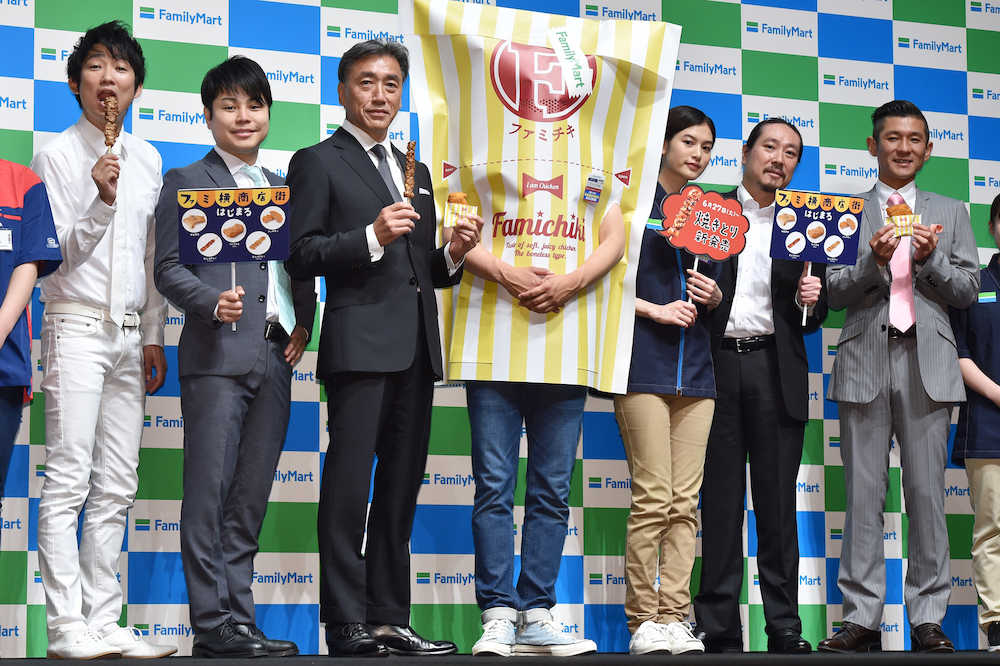 「ファミリーマート新戦略＆新ＣＭ発表会」に出席した（左から）ＮＯＮＳＴＹＬＥ、澤田貴司社長、ファミチキ先輩、立花恵理、笑い飯