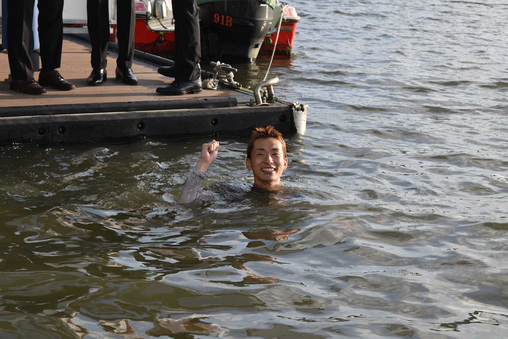 ＜江戸川大賞＞レース後に水神祭が行われ水面に投げ込まれた土屋