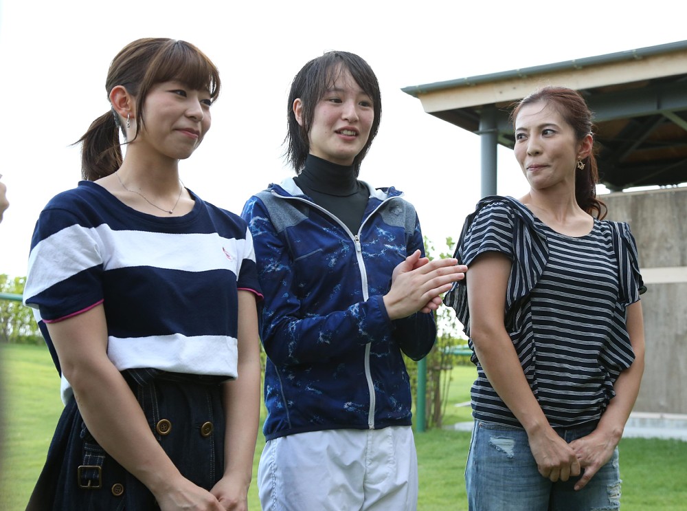 対談する人気女性騎手３人。左から木之前葵（名古屋）、藤田菜七子（ＪＲＡ）、宮下瞳（名古屋）