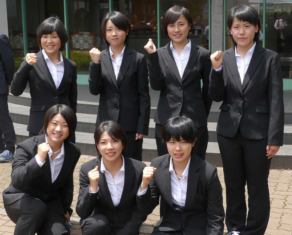 卒業式を終えて集合写真に収まるオート３３期生の女子７人（後列一番左が交川）