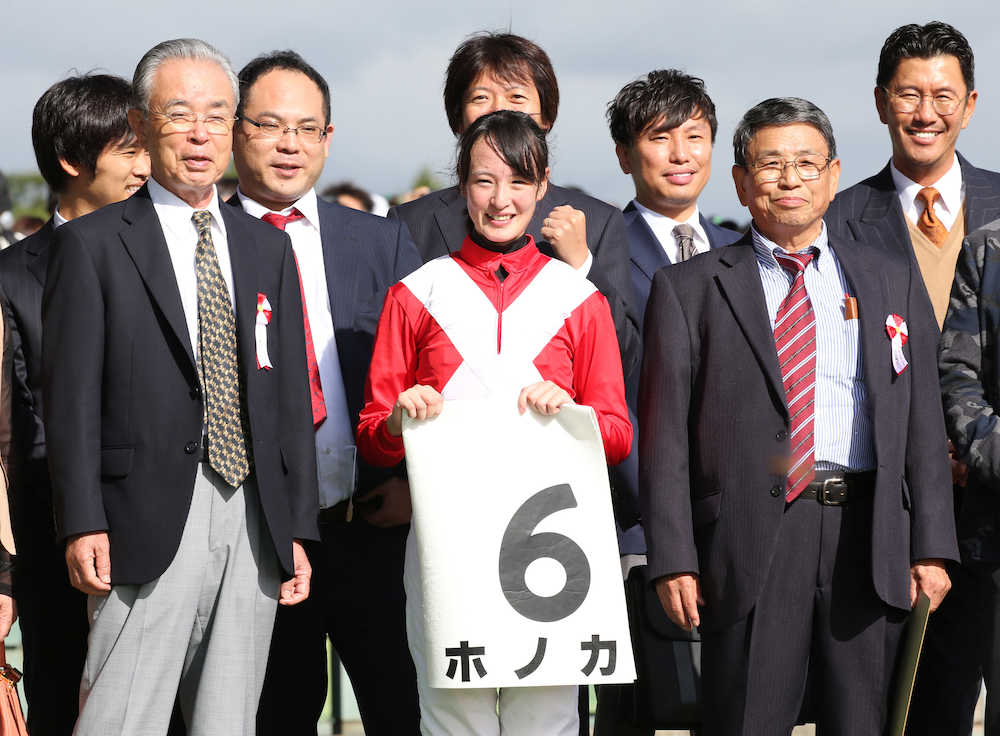 東京８Ｒをホノカで制し、今年１０勝目を挙げた藤田は関係者に囲まれ笑顔