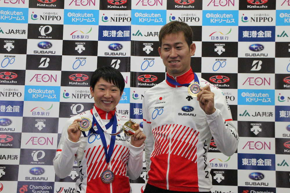自転車トラックＷ杯で金メダルを獲得した梶原悠未（左）と脇本雄太
