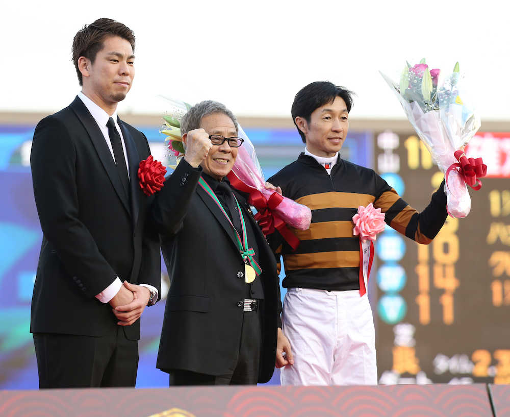 ＜有馬記念＞記念撮影に臨む（左から）プレゼンターを務めた前田健太、北島三郎オーナー、武豊騎手
