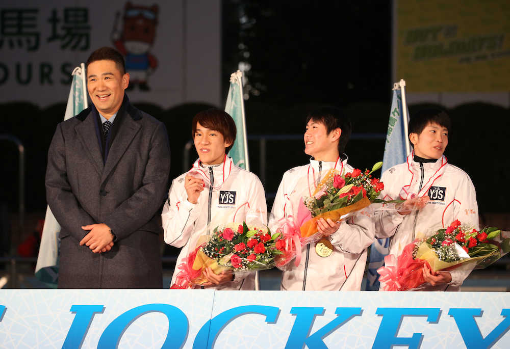笑顔を見せるプレゼンターの田中将大（左）と（右から）３位の森裕太朗、優勝した臼井健太郎、２位の岩崎翼
