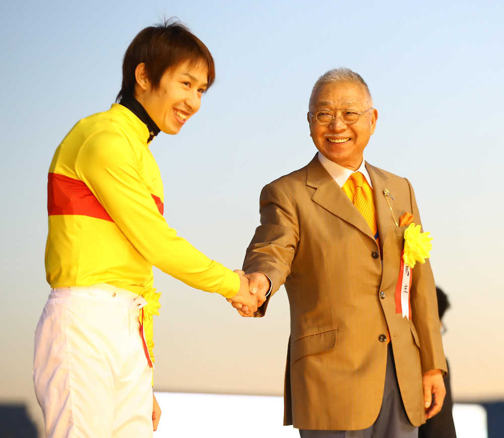 東京大賞典を制したコパノリッキー鞍上の田辺ジョッキー（左）と握手を交わすオーナーのドクター・コパこと小林祥晃氏