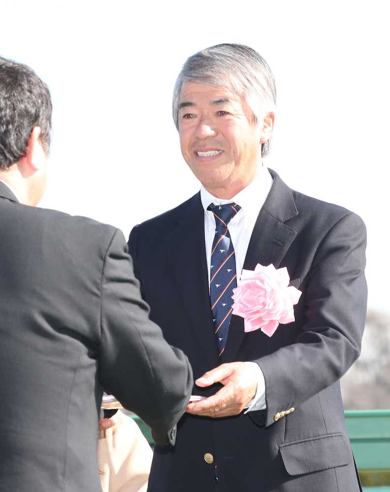 東京競馬記者クラブ賞の表彰を受ける藤沢和師