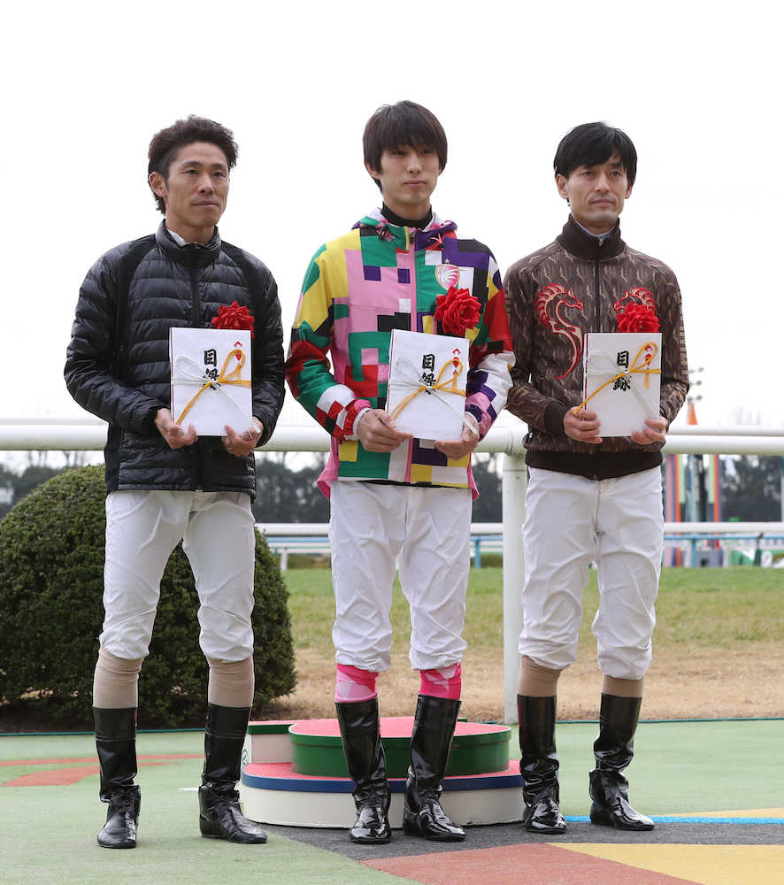 京都での厩舎関係者表彰式でフェアプレー賞に選ばれた（左から）古川、藤岡康、秋山