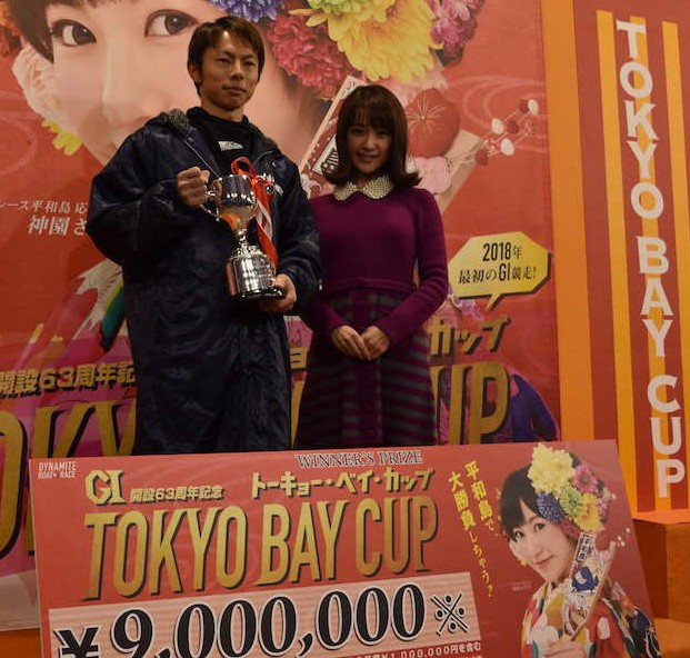 平和島Ｇ１を制した長田頼宗（左）が表彰式に臨み、女優・タレントのみひろとツーショットで優勝トロフィーを掲げた