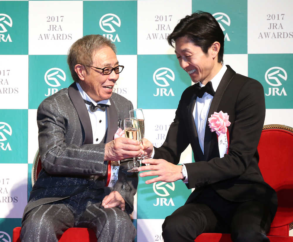 ＜２０１７年度ＪＲＡ賞授賞式＞グラスを持ち、笑顔の北島三郎オーナー（左）と武豊