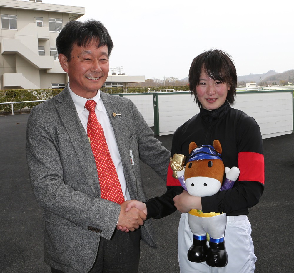 １６年４月の福島でＪＲＡ初勝利を挙げた藤田菜七子と握手する根本師（左）