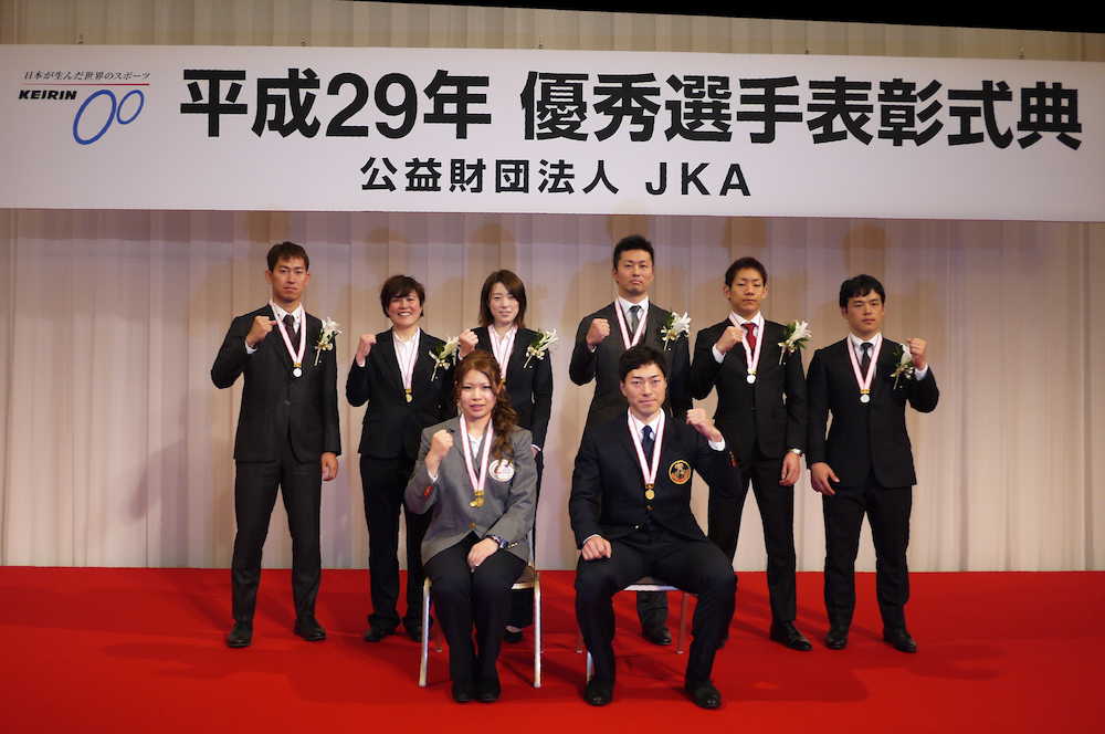 優秀選手表彰式でポーズを取る（前列左から）石井、新田（後列左から）脇本、奥井、児玉、平原、太田、三谷