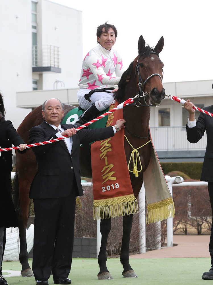 ＜京都１１Ｒ・京都牝馬＞ミスパンテールで京都牝馬Ｓを制した横山典（右）と昆調教師　