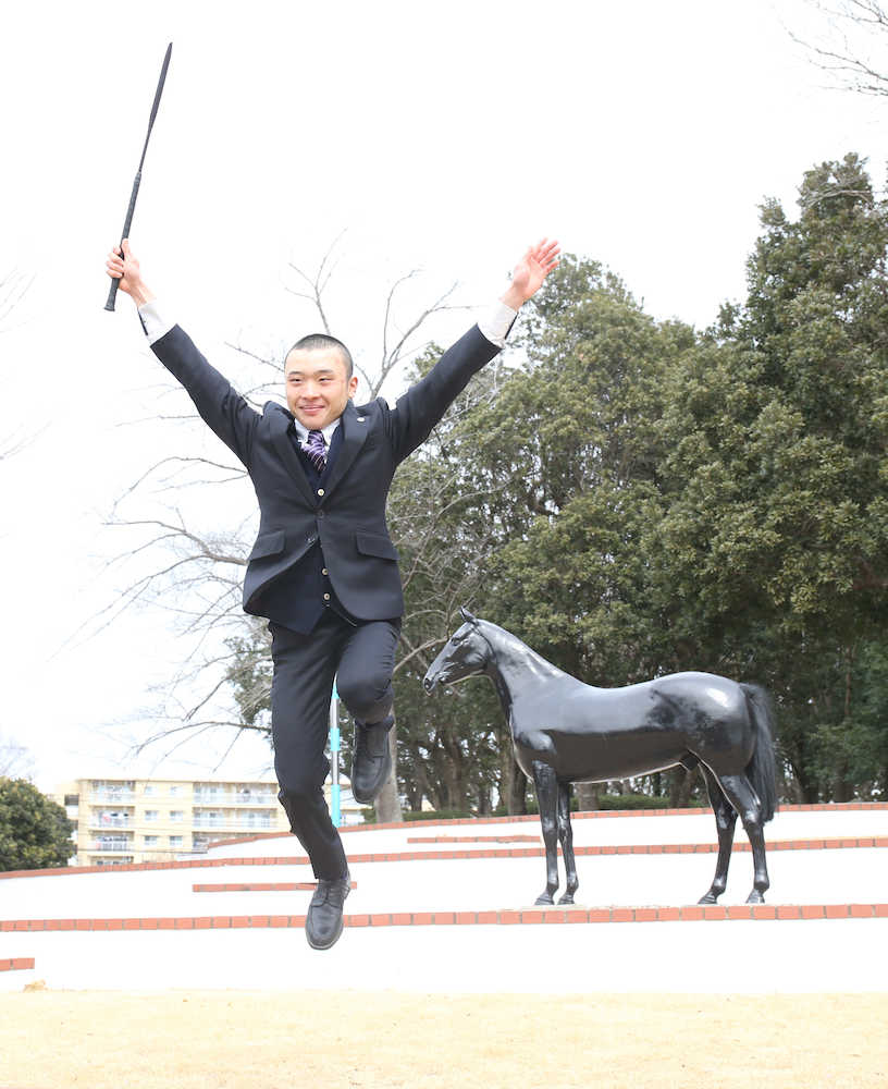 美浦トレセンにある馬の銅像の前ではばたく新規騎手の山田敬士