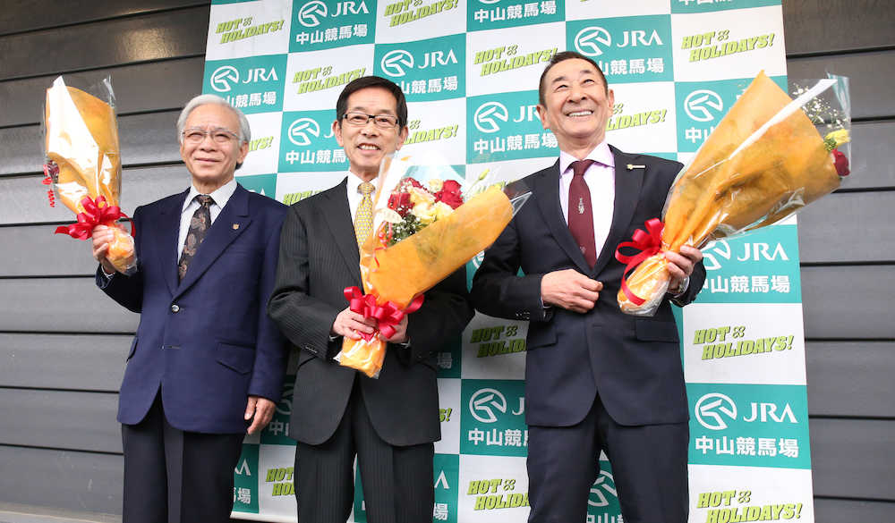 引退を記念し、花束を受け取る（左から）佐藤正師、池上弘師、小島太師