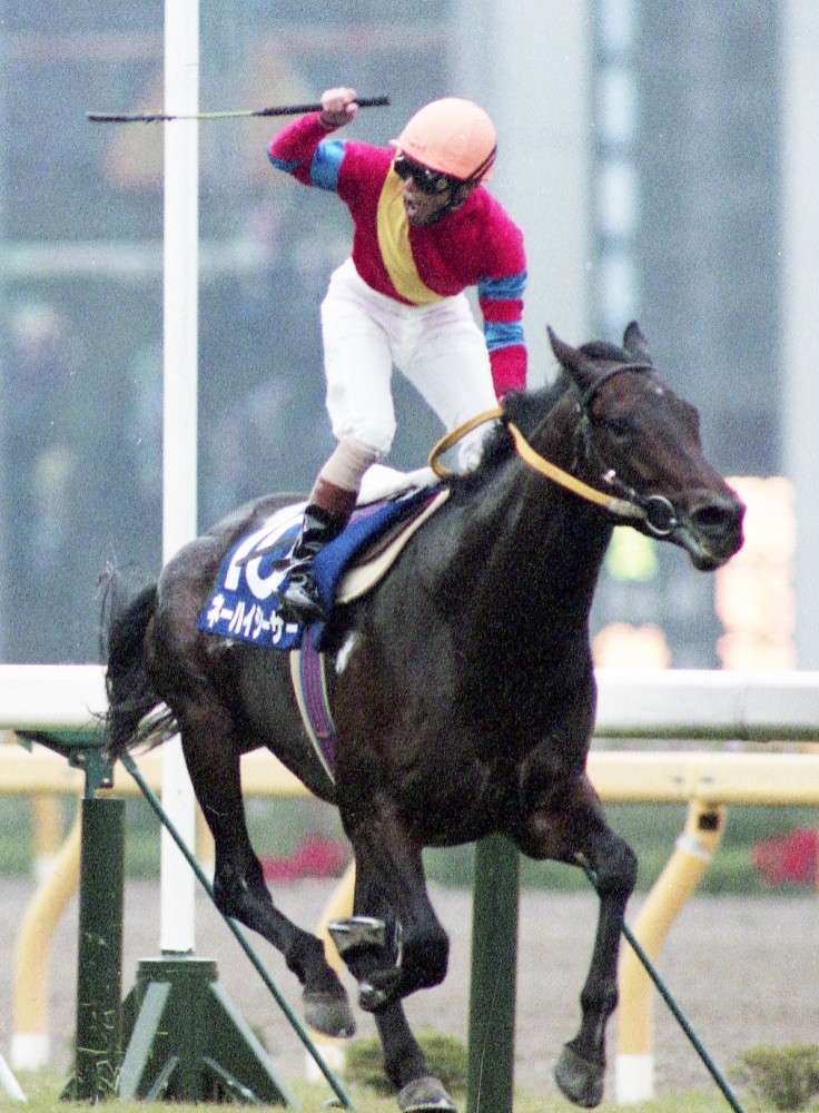 １９９４年の天皇賞・秋を制したネーハイシーザー。鞍上の塩村克己騎手はガッツポーズ