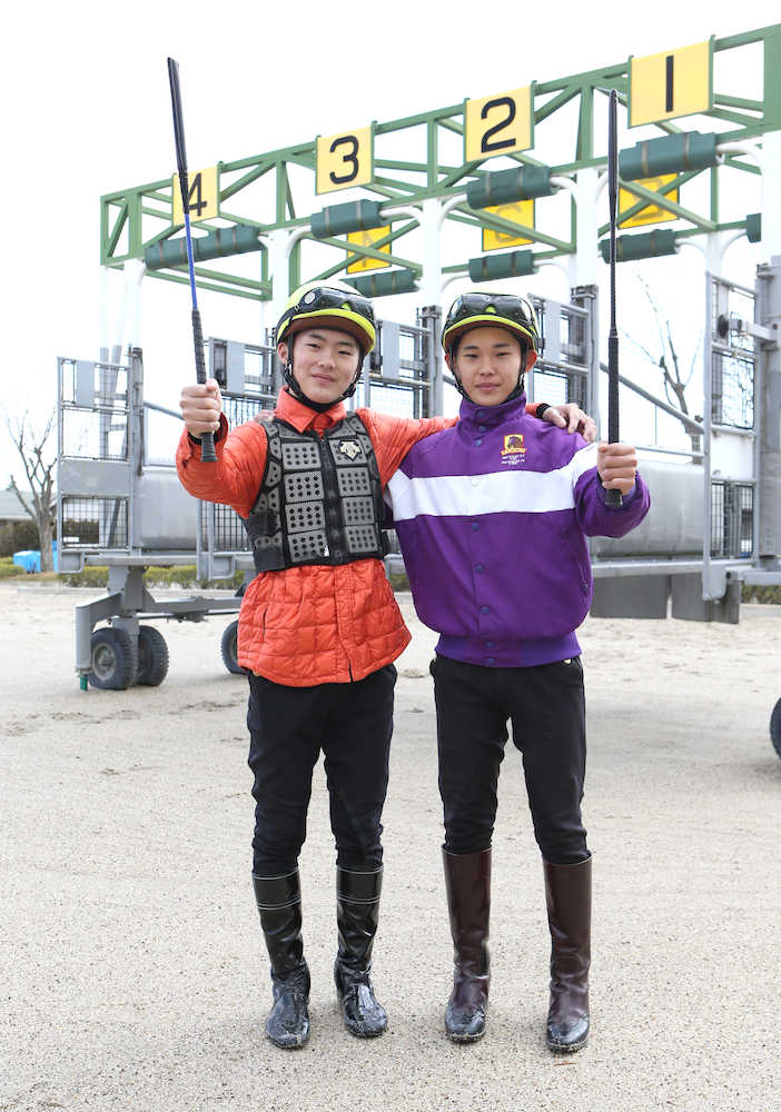 今週末にデビューするルーキーの西村淳也騎手（左）、服部寿希騎手（右）