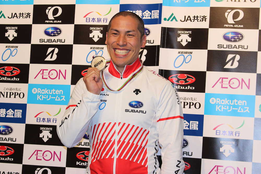 世界選手権で獲得した銀メダルを手に笑顔の河端