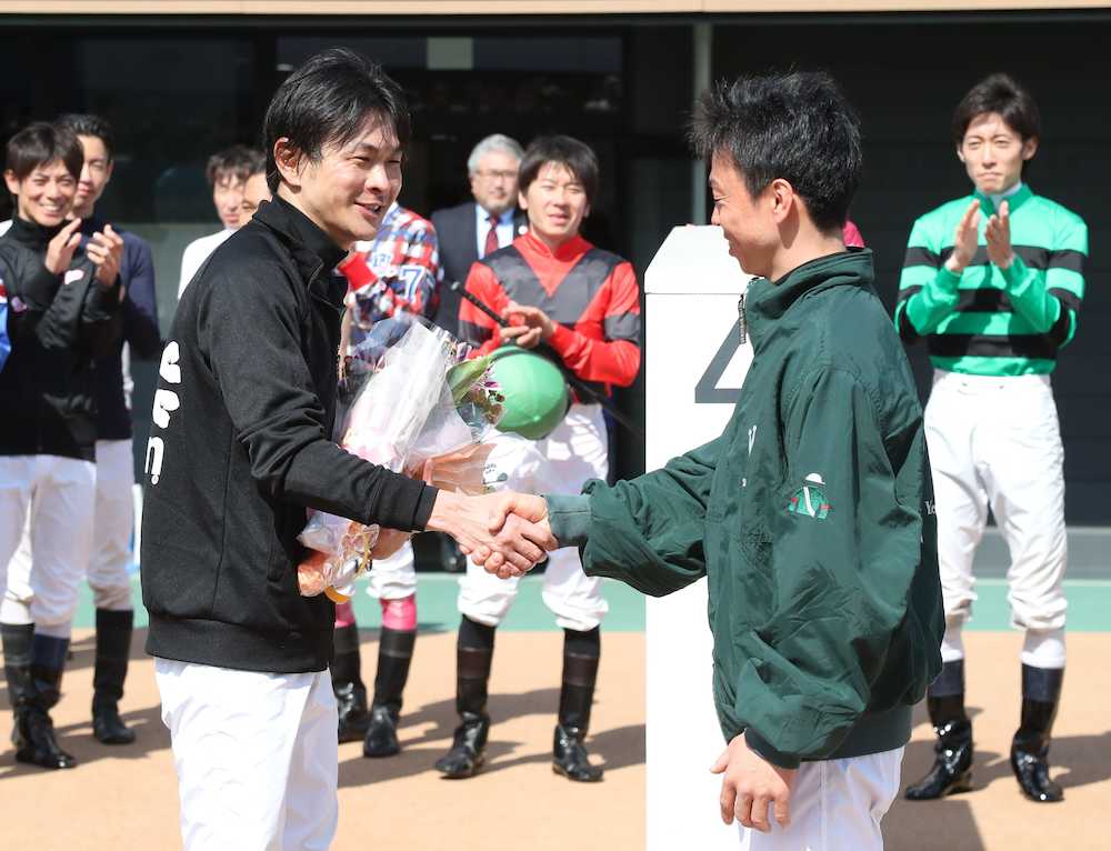現役最終騎乗を終えた二本柳（左）は同期の北村宏と笑顔で握手