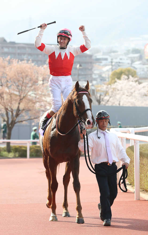＜阪神１１Ｒ・大阪杯＞大阪杯を制し、鞍上でガッツポーズするＭ・デムーロ（左）