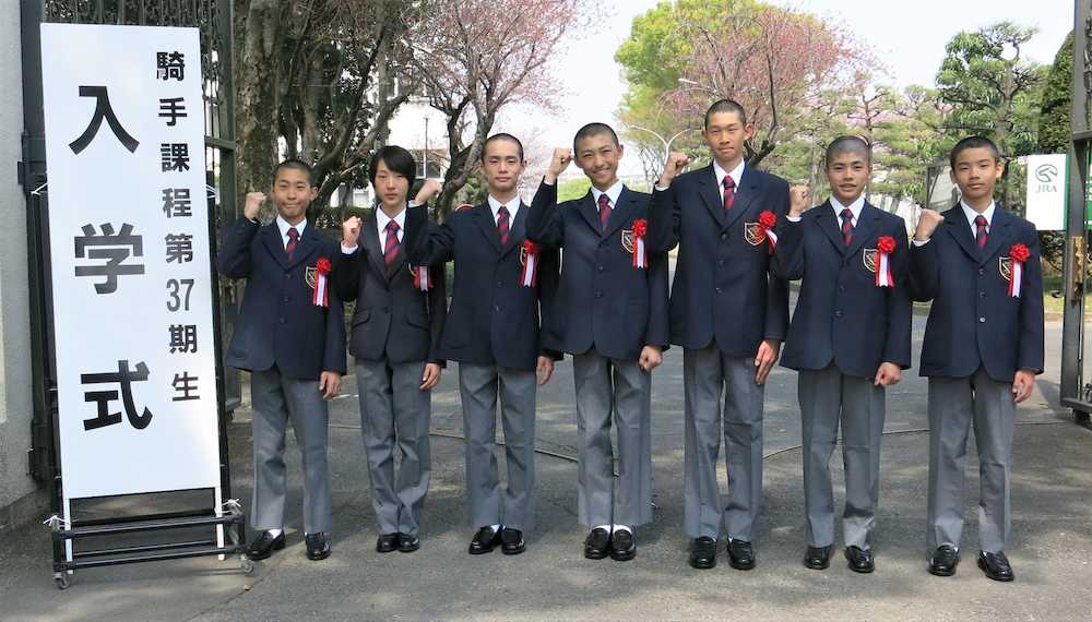 笑顔で記念撮影する入学生たち（左から小沢、永島、永野、西谷、松本、水沼、横山）