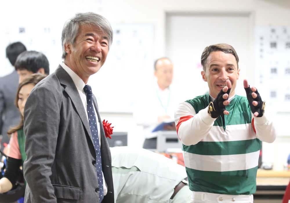 ルメール（右）と藤沢和師は笑顔でレースを振り返る