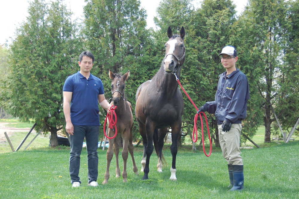 矢野牧場の矢野亨憲代表（左）とゴーフォザサミットの母ラグジャリー（右）。子供は今春誕生した当歳牡馬