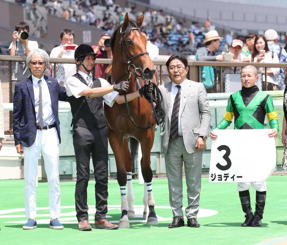 今年の東京２歳新馬戦勝ち一番乗りの（３）ジョディーと武藤（右）。左端は戸田師（撮影・村上大輔）