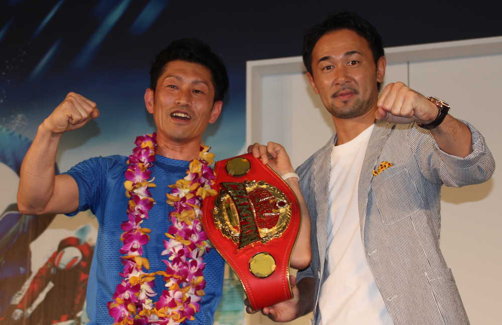 Ｇ１福岡チャンピオンカップを制し、山中慎介氏から特製チャンピオンベルトを受け取る吉川元浩（左）