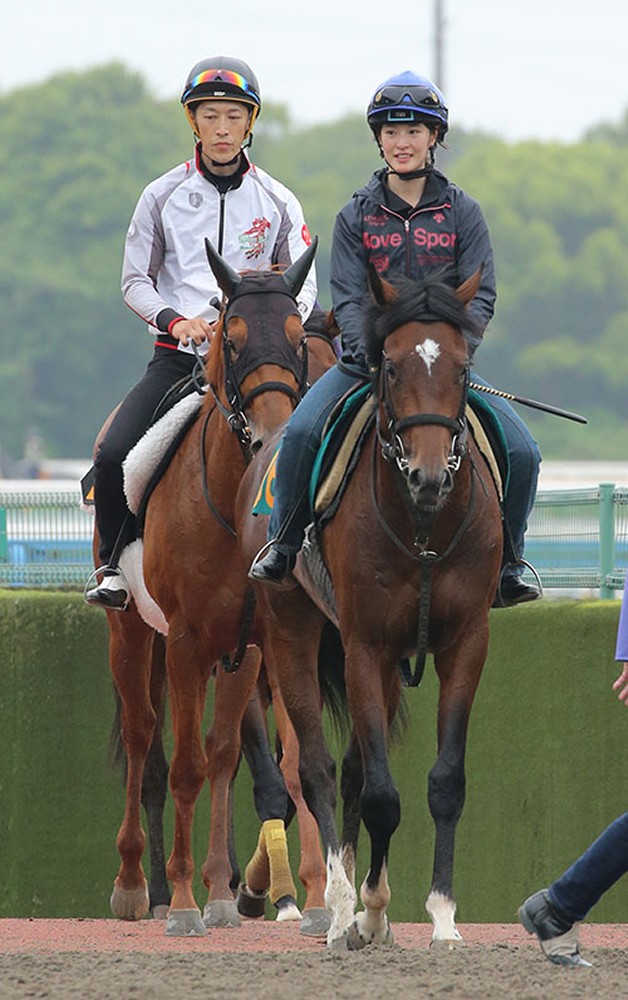 藤田菜七子（右）は騎乗予定のミックベンハー（左）とともに引き揚げる（撮影・近藤大暉）