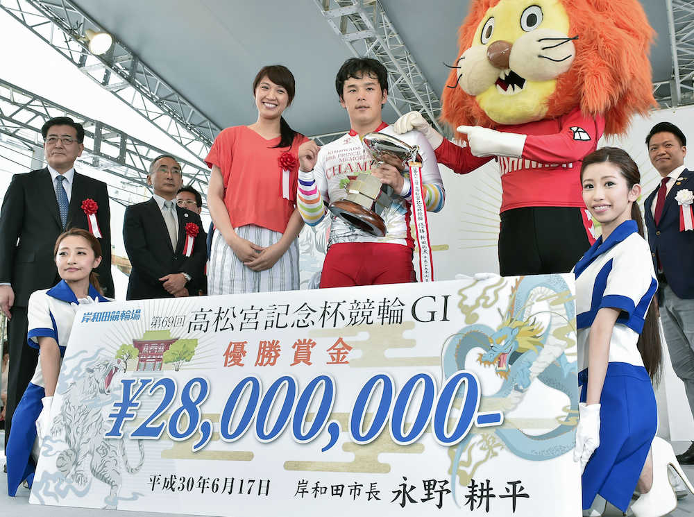 高松宮記念杯を初制覇し、表彰式で浅尾美和（中央左）に祝福される三谷（中央）