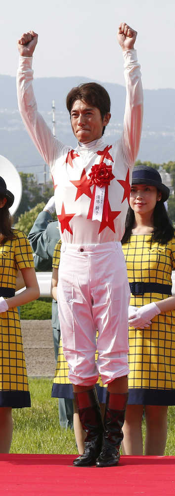 ＜宝塚記念＞ミッキーロケットで制した和田は表彰台で笑顔のガッツポーズ（撮影・神原　有沙）