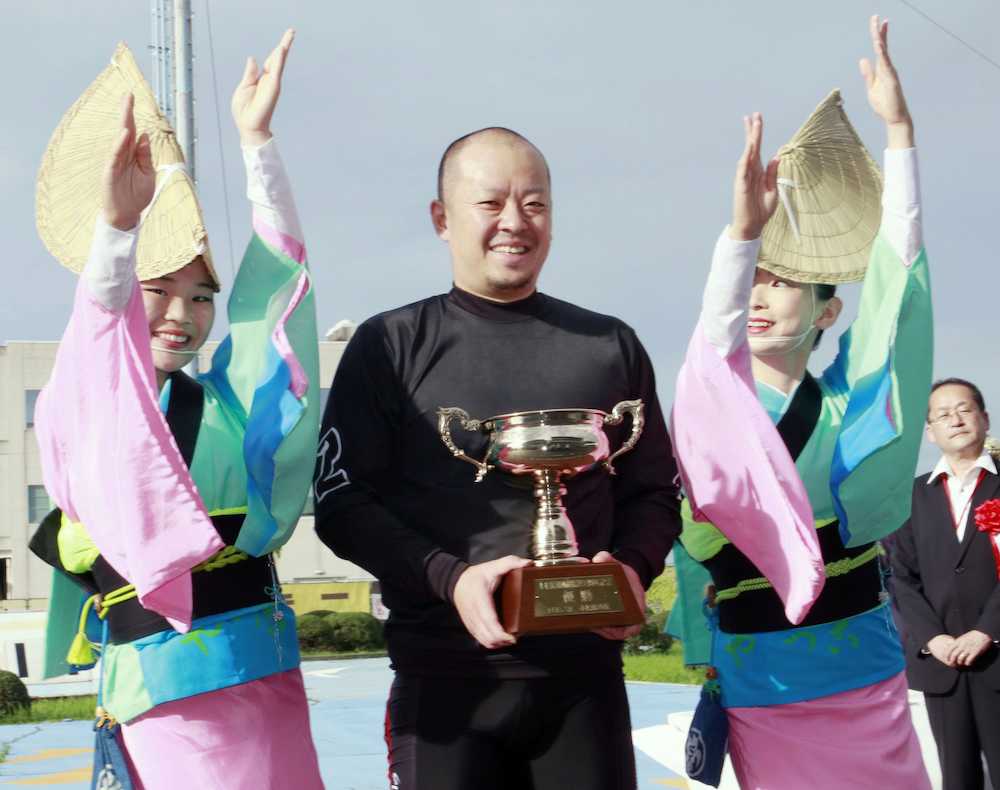 小松島記念の優勝カップを手に笑顔の牛山