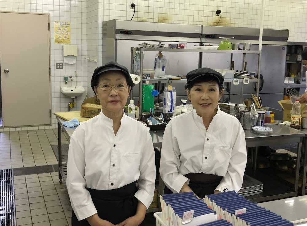 厩務員食堂で食事補助に従事する蛯名マサさん（左）と斉藤恵子さん