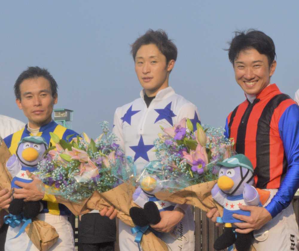 「２０１８地方競馬ジョッキーズチャンピオンシップ」で総合優勝した桑村（中央）と２位・繁田（左）、３位吉原