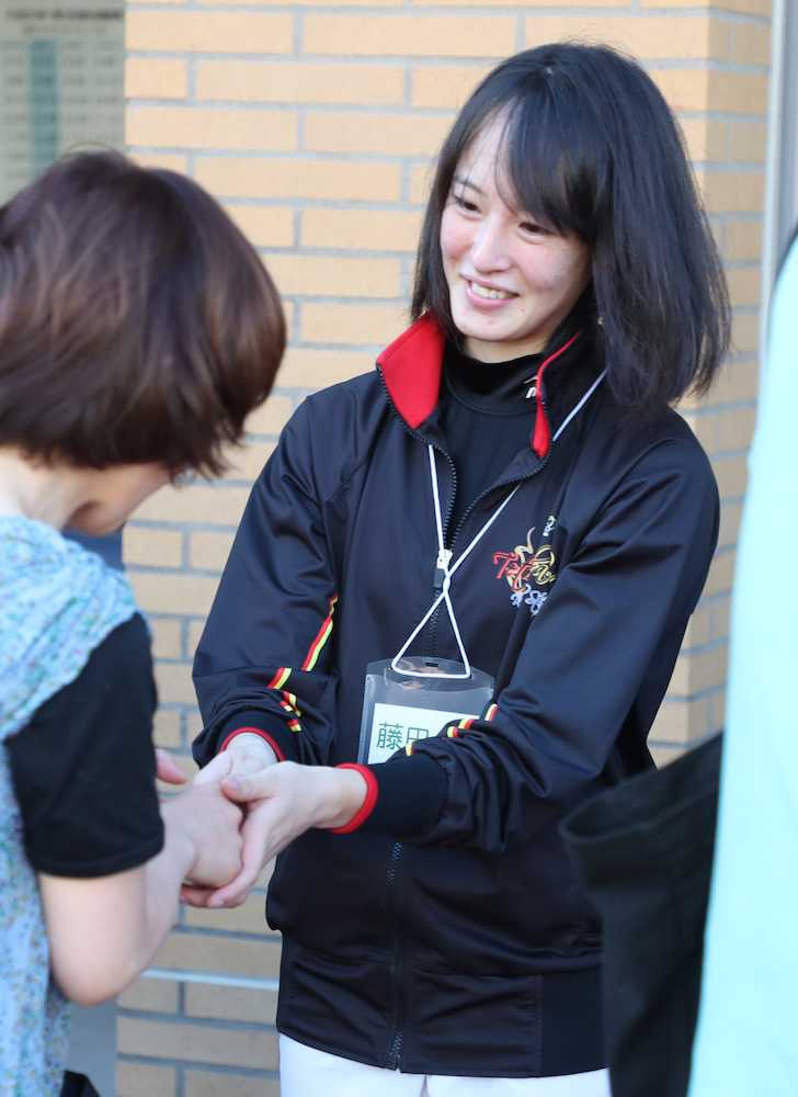 チャリティーイベントに参加したファンと笑顔で握手する藤田（撮影・村上大輔）