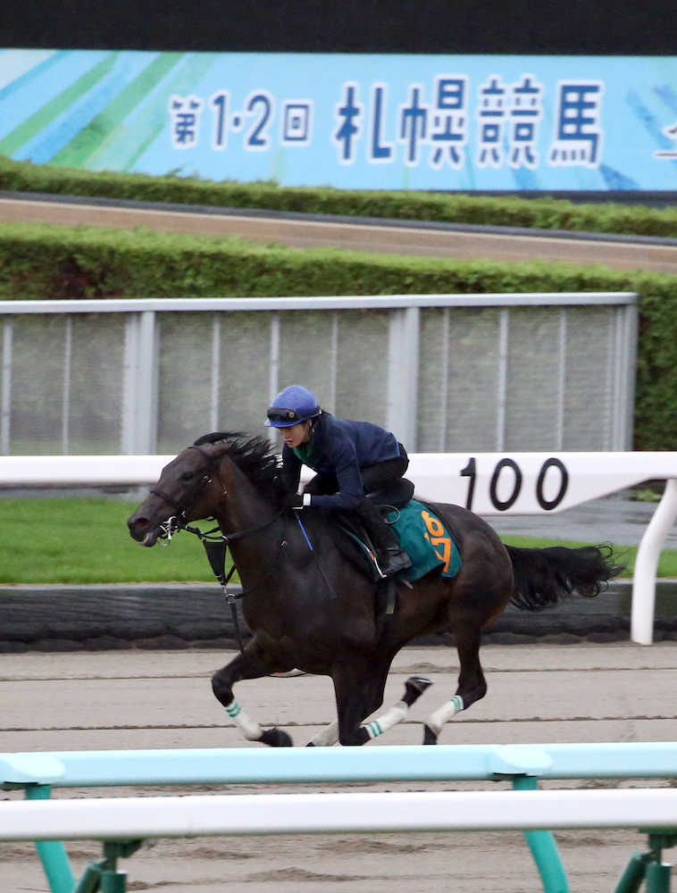 藤田菜七子は、札幌競馬場で２歳馬・ウィクトーリア（６２７）に騎乗してダートコースで追い切った（撮影・高橋茂夫）