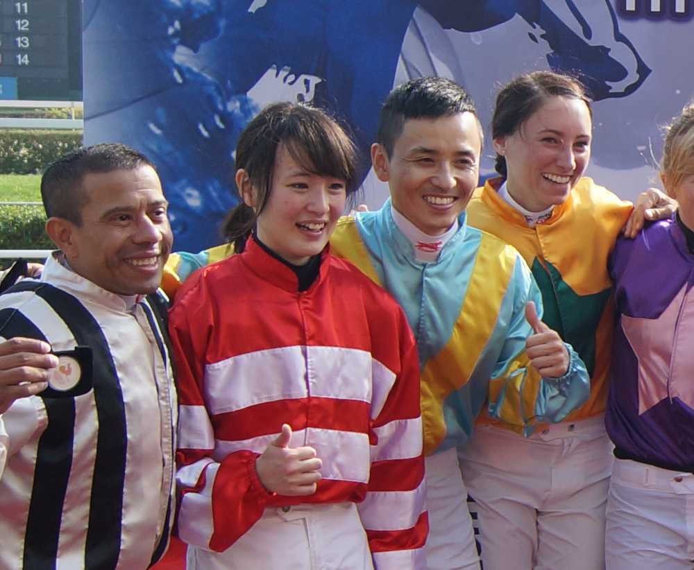 １７年１月、マカオにて。マリヨン（右）と藤田菜七子（左から２人目）（撮影・平松さとし）
