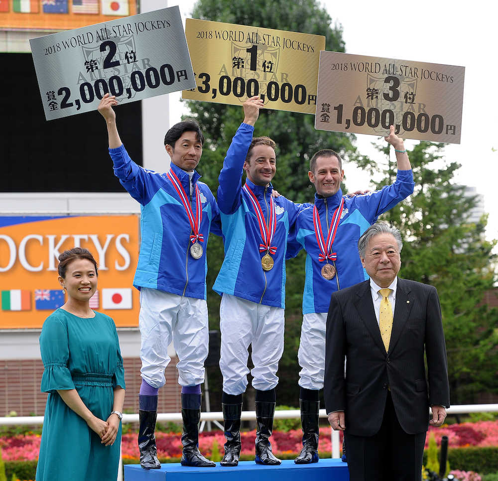 ワールドオールスタージョッキーズの表彰台で笑顔の（左から）武豊、ルメール、Ｍ・デムーロ