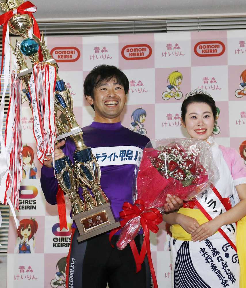 青森記念で３度目のＧ３優勝を果たし、笑顔を見せる山賀雅仁