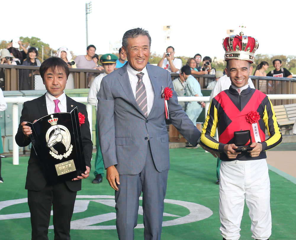 ＜毎日王冠＞笑顔で記念撮影する（左から）菊沢隆徳師、吉田勝己・ノーザンファーム代表、モレイラ騎手（撮影・郡司　修）