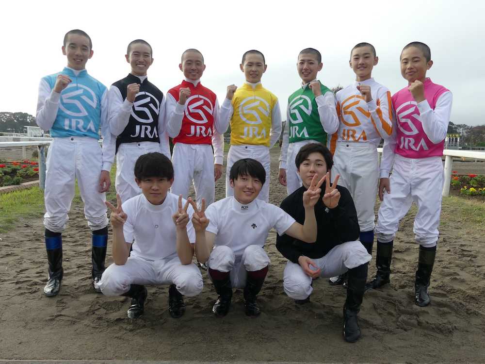 （後列左から）騎手課程３５期生の團野、菅原、岩田、亀田、斎藤、小林、大塚、（前列左から）現役騎手の石川、鮫島駿、加藤