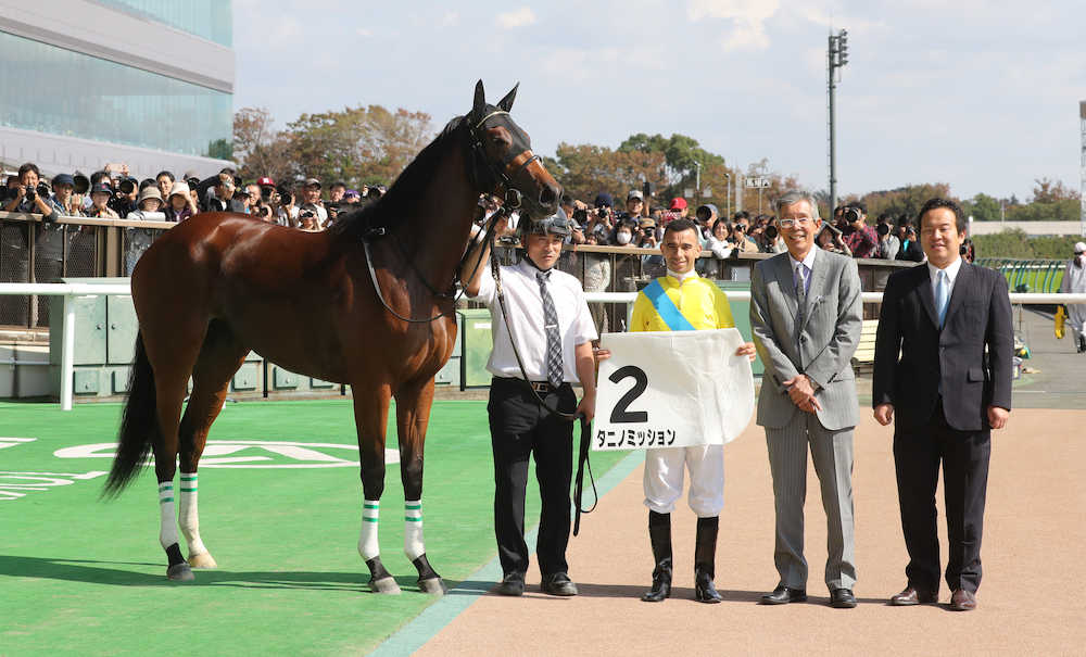 東京競馬４Ｒの新馬戦を制したタニノミッションと騎乗したジョアン・モレイラ騎手（右から３人目）（撮影・郡司　修）